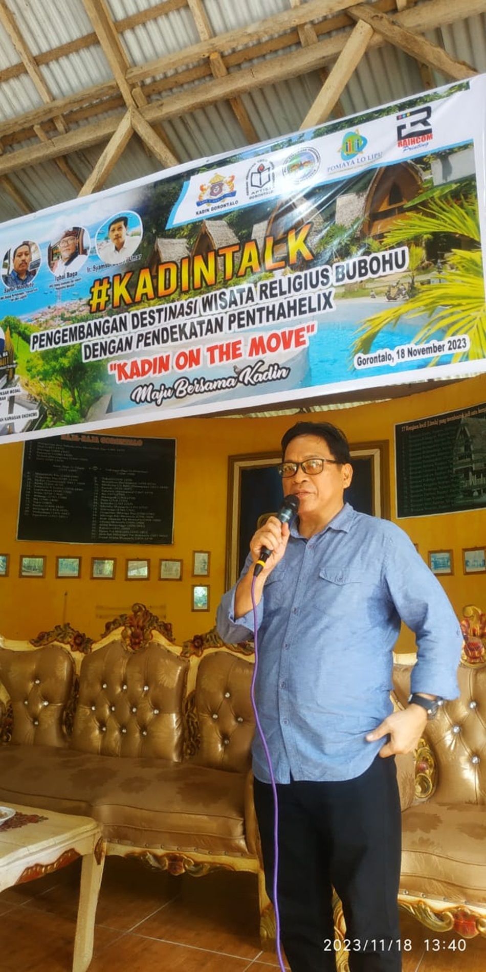 Kepala Dinas Pariwisata Provinsi Gorontalo Dr. Ir. Aryanto Husain, MMP saat memberikan sambutan pada pelaksanaan  #KadinTALK Pariwisata di wisata desa religius Bubohu.(dok.Kadin)