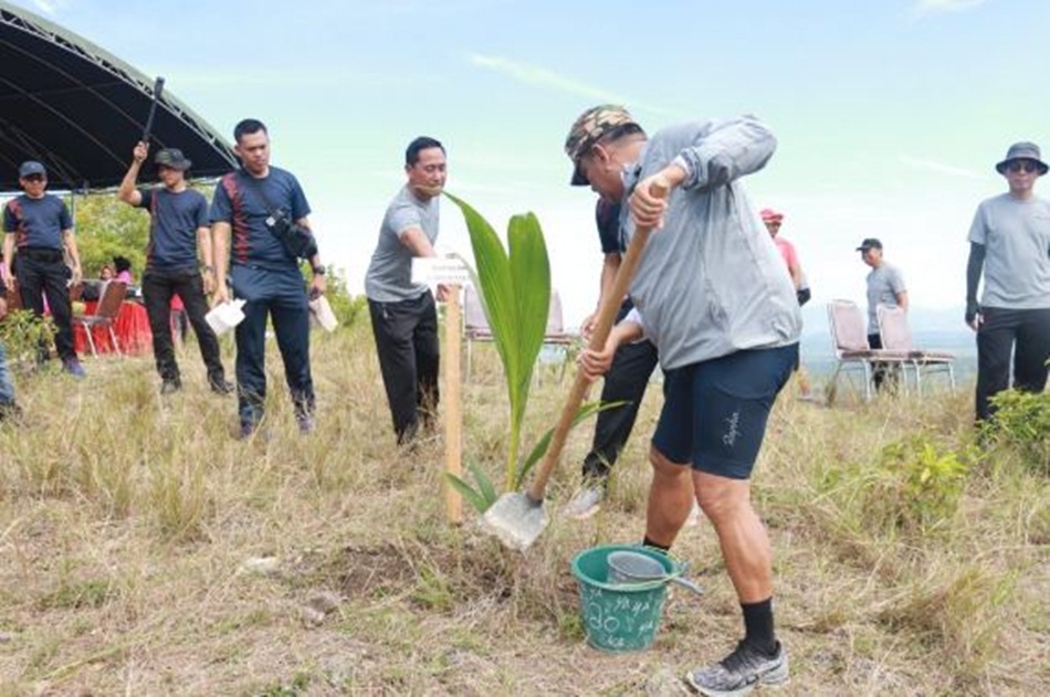 Kapolda Gorontalo Irjen Pol Drs. Angesta Romano Yoyol MM bersama Ketua Bhayangkari Ny. Luci Yoyol ambil bagian dalam kegiatan penanaman pohon di area strategis di Kabupaten Gorontalo.(F:hms-pol).