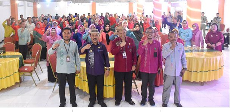 Pj. Bupati Sherman Moridu saat membuka sosialisasi Pembentukan Tim pencegahan dan penanganan kekerasan.(Hms-Kmfo)