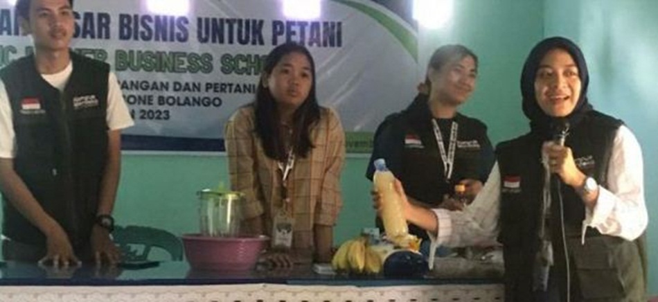 Mahasiswa MSIB saat melakukan edukasi kepada warga cara membuat donat dengan bahan dasar kulit pisang dan konsep zero waste.(Hms-Kmfo)