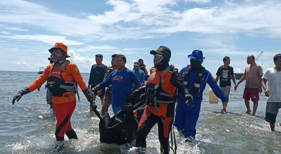 Tim SAR gabungan mengevakuasi jasad nelayan hilang di Pohuwato. (F:hms-pol)