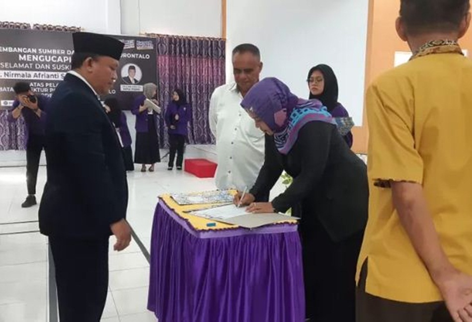 Direktur Politeknik Gorontalo, Nirmala Afrianti Sahi, saat menandatangi dokumen pakta integritas bersama 30 Pejabat Struktural yang baru dilantik. (humas)