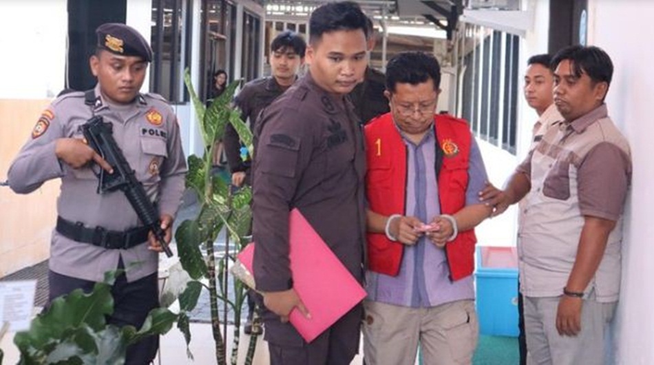 Eks Kabid Disdik Gorontalo Utara inisial ISK saat ditahan Kejari Gorut . (Foto : Istimewa)