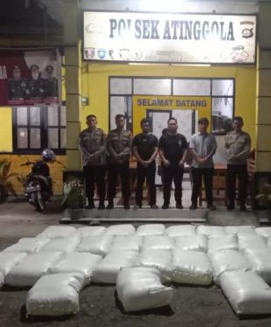 Barang bukti Miras Cap tikus yang digagalkan Personil Polsek Atinggola diamankan di Mobil Pick Up berwarna Hitam.(Hms-pol)