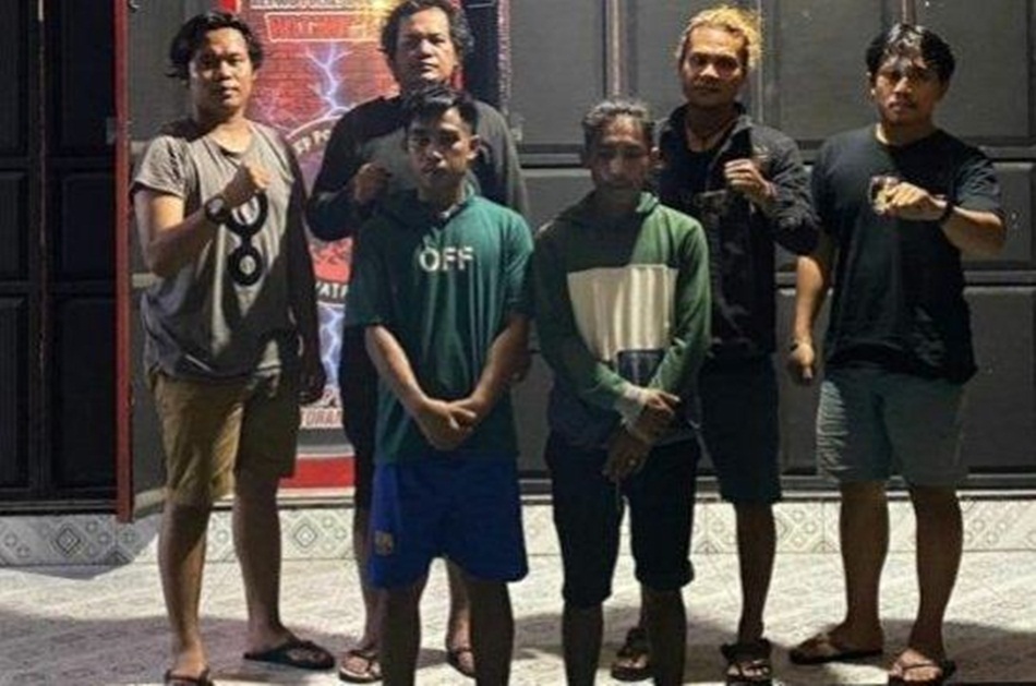 Tersangka Pencurian di RS Toto Kabila Bone Bolango Gorontalo saat diamankan Polres Bone Bolango.(Hms-pol)