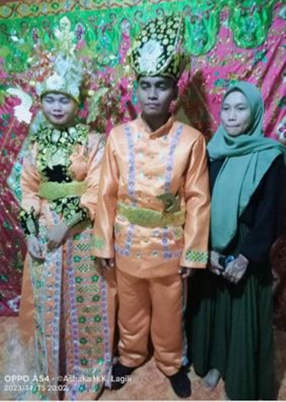 Kedua mempelai disaksikanistri pertama, menjadi postingan viral, dimana pria Gorontalo nikahi 2 wanita sekaligus. (F:FB)