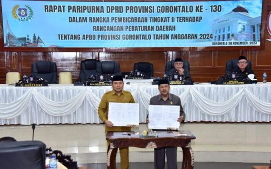 Persetujuan bersama berita acara antara Penjabat Gubernur Gorontalo Ismail Pakaya   dengan Ketua DPRD Provinsi Gorontalo Paris RA Jusuf terkait Ranperda) APBD) tahun 2024 (Foto  -Nova)