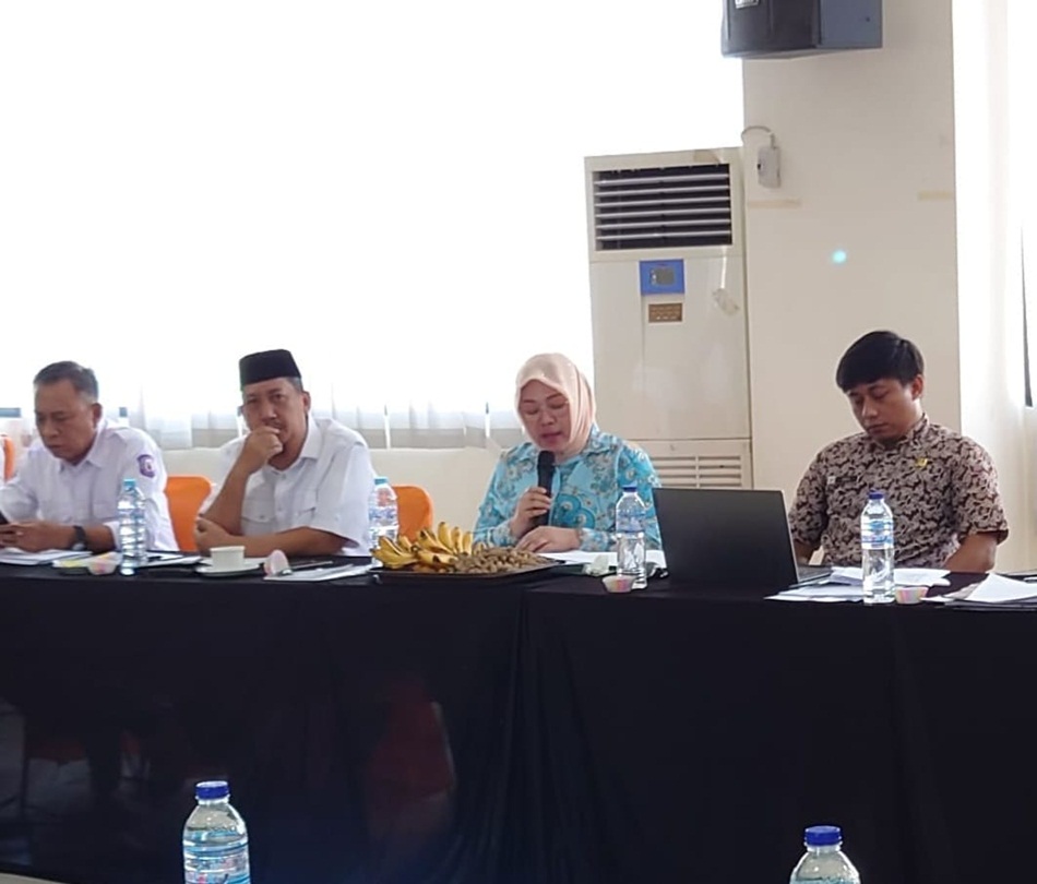 Kegiatan sidang pleno penetapan UMP Gorontalo untuk tahun 2024, dengan peserta dari beragam unsur terkait, seperti DR. Salma Rivani Luawo dari KADIN provinsi Gorontalo, (Dok Kadin)