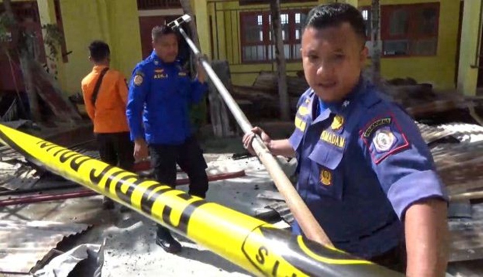 Tim Inafis Polresta Gorontalo Kota melakukan olah TKP kebakaran di  SMA Negeri 4 Kota Gorontalo (F:hms-pol)