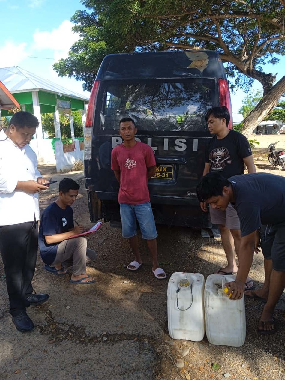 Operasi minuman keras di wilayah Kecamatan Tilamuta dan Kecamatan Botumoito Kabupaten Boalemo.(F:hms -pol)
