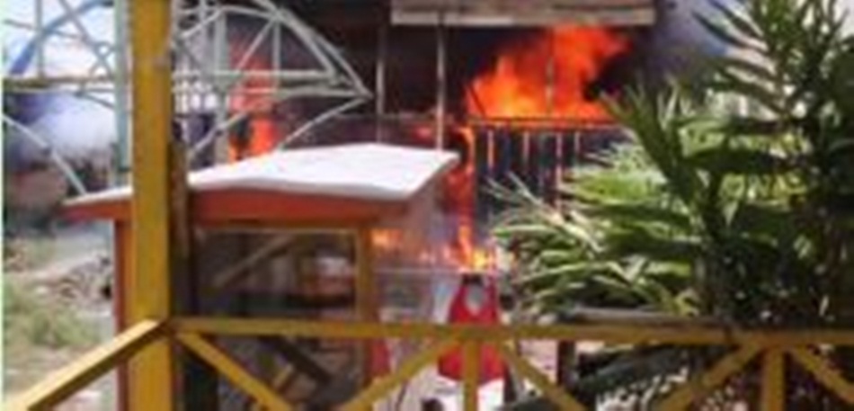 Kebakaran Warung disimpiang empat blok plan Marisa  Kabupaten Pohuwato.(F:Istimewa)