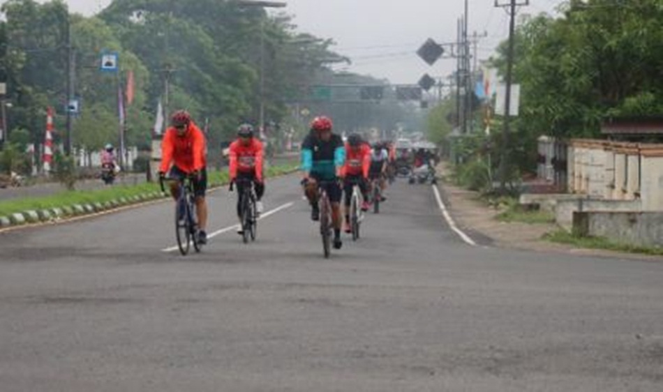 melalui kegiatan bersepeda ini dapat memperkuat sinergi antara Kepolisian dan masyarakat.  Dalam menjaga keamanan dan ketertiban wilayah Provinsi Gorontalo(F:hms-pol)