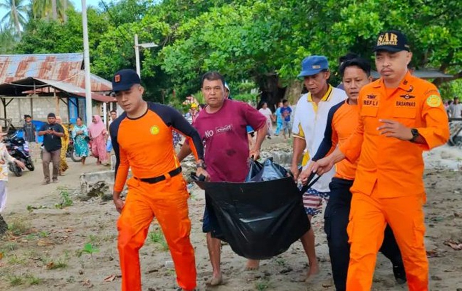 Korban meninggal usai terseret ombak di Pantai Monano saat dievakuasi tim SAR menuju   ke rumah duka. (Foto/Basarnas)