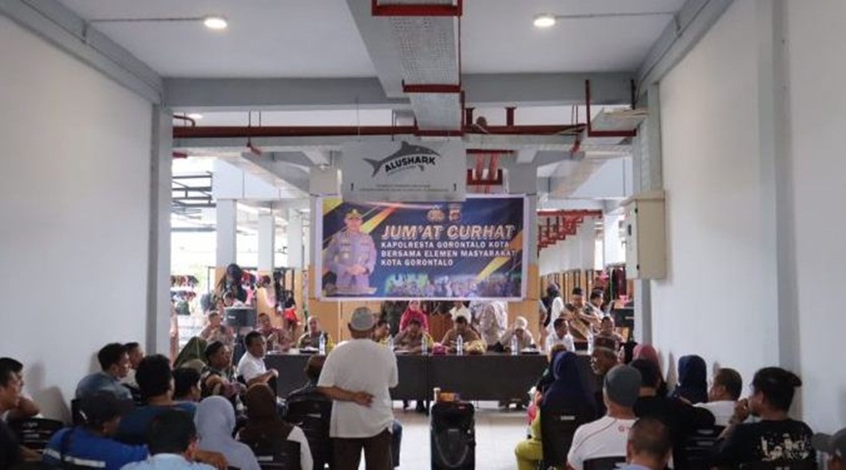 Kapolresta Gorontalo Kota berdialog dengan pedagang dalam kegiatan Jumat Curhat (F:hms-pol)