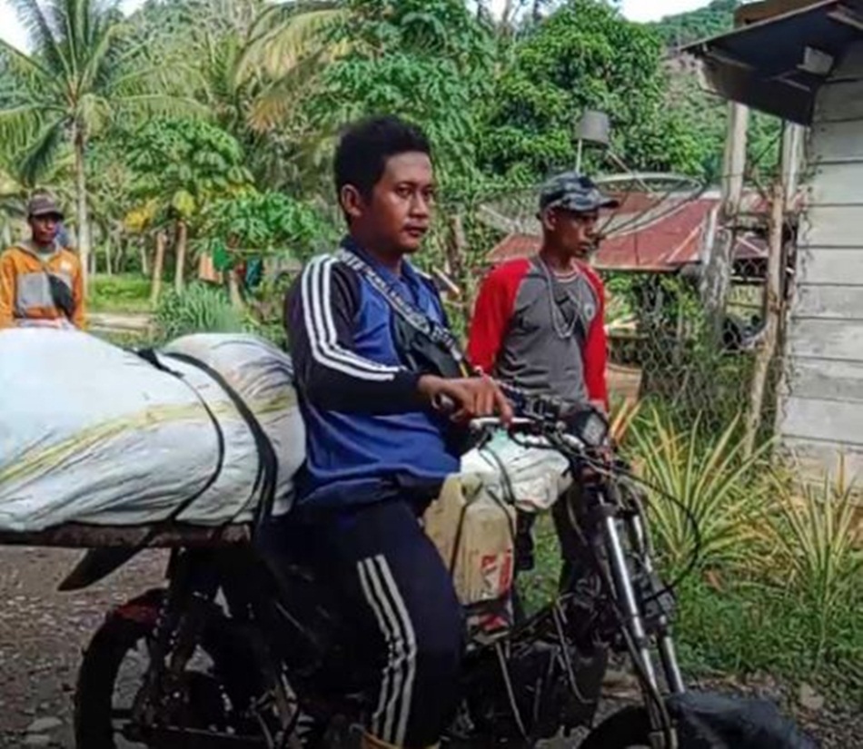 Penambang yang bekerja sebagai kabilasa atau pengumpul  material tanah di lokasi tambang emas.(F:istimewa)