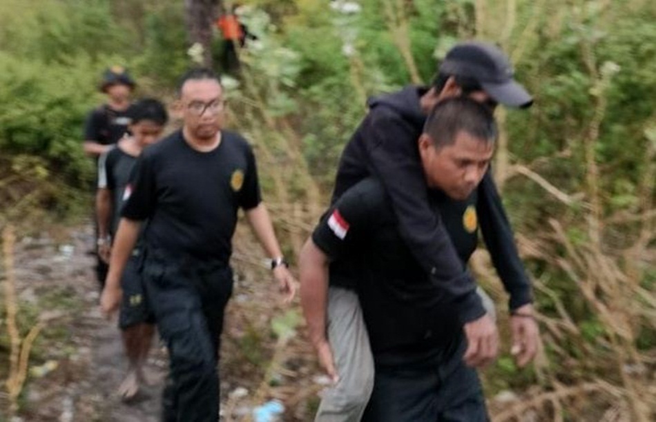 Korban hilang di Perbukitan Siendeng saat digendong petugas SAR. (Foto/Basarnas)