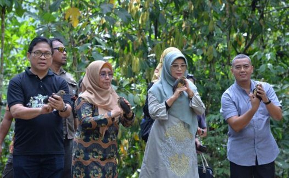 Dilakukan pula pelepasan anak burung maleo oleh Ketua Tim Penggerak PKK Provinsi Gorontalo (F:hms-Kmfo)