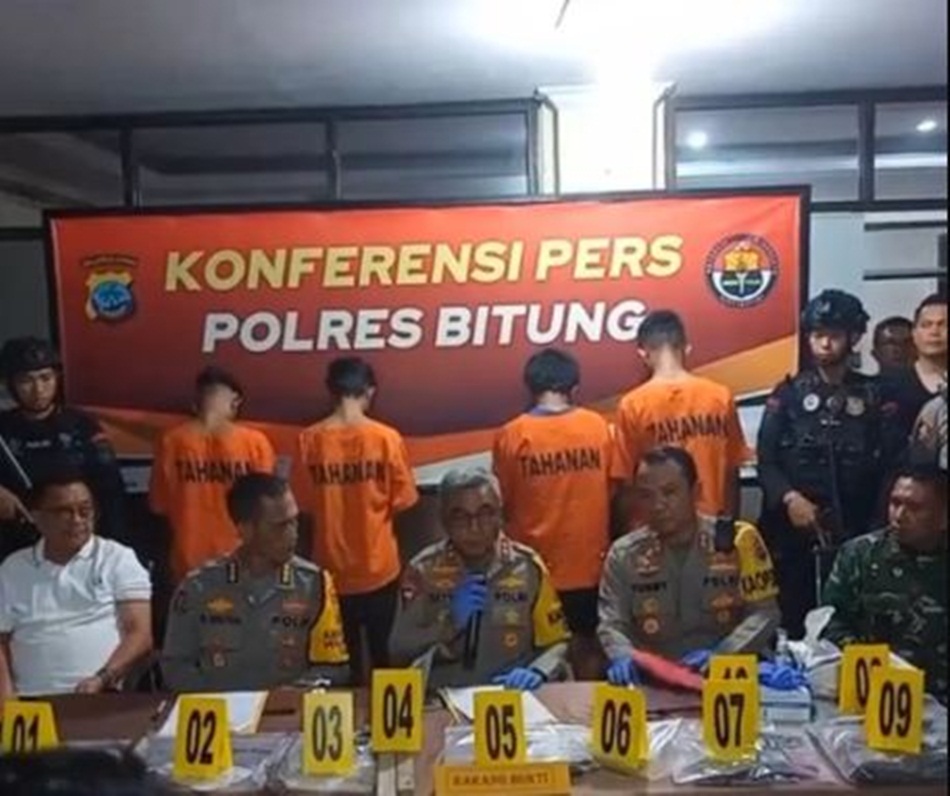 Kapolda Sulut Irjen Pol Setyo Budiyanto, Minggu (26/11/2023) memimpin konferensi   pers pengungkapan kasus ketegangan dua kelompok di Kota Bitung, yang terjadi pada  Sabtu (25/11/2023). (Sc MP)