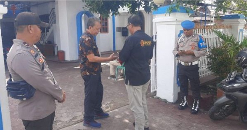 Kapolsek bersama Anggota   mendatangi Gereja Maranatha dan Kristus Raja yang berada di Kelurahan Hunggaluwa.(Hms-pol)