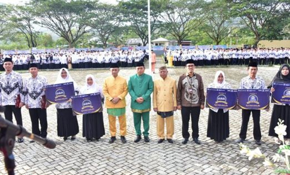 Penjagub Gorontalo Ismail Pakaya saat menghadiri Upacara Peringatan HGN ke-78 tahun 2023 tingkat Provinsi Gorontalo . (Foto &ndash; Nova)