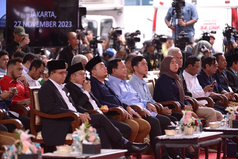Saat momentum sakral itu dilangsungkan, Prabowo Gibran pun duduk berdua ditengah   barisan kursi depan dan diapit pasangan capres cawapres lainnya, dan para komisioner KPU lainnya.(F:istimewa)