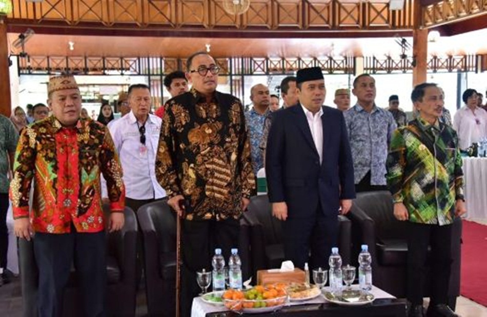 Penjagub Gorontalo Ismail Pakaya didampingi Bupati Kabupaten Gorontalo Nelson Pomalingo saat menghadiri Rapat Koordinasi Teknis (Rakornis) Staf Khusus Gubernur, Bupati/Wali Kota se Provinsi Gorontalo