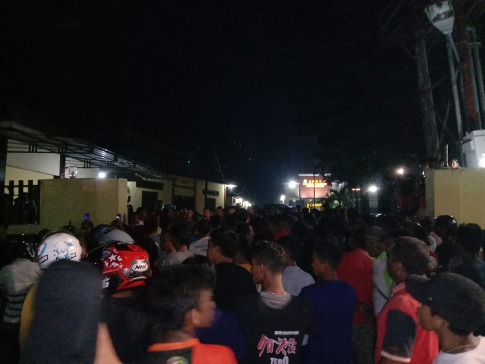 warga memadati markas Polres Boalemo (F: Hend)