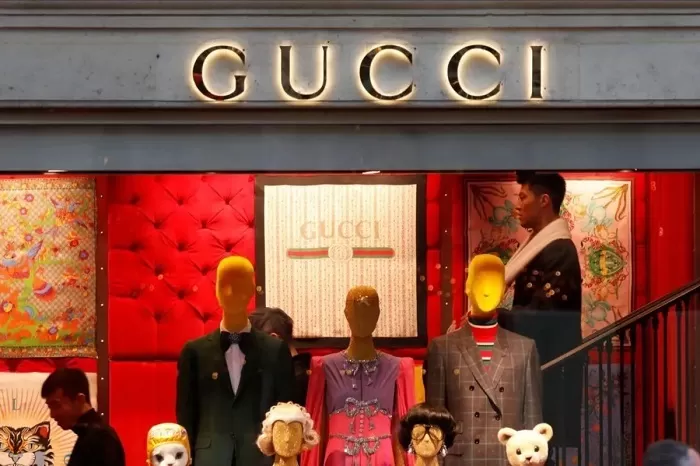 Logo Gucci tampak di luar sebuah toko di Paris, Prancis. Sumber: Charles Platiau/REUTERS/ANTARA