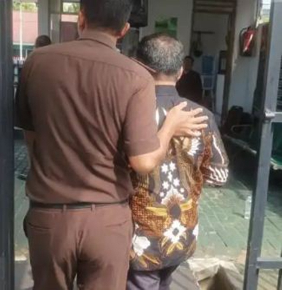 penyerahan tersangka YE dan barang bukti penipuan serta penggelapan oleh Penyidik Polda Gorontalo kepada Jaksa Peneliti Kejaksaan Tinggi (Kejati) Gorontalo (foto : Newstizen)