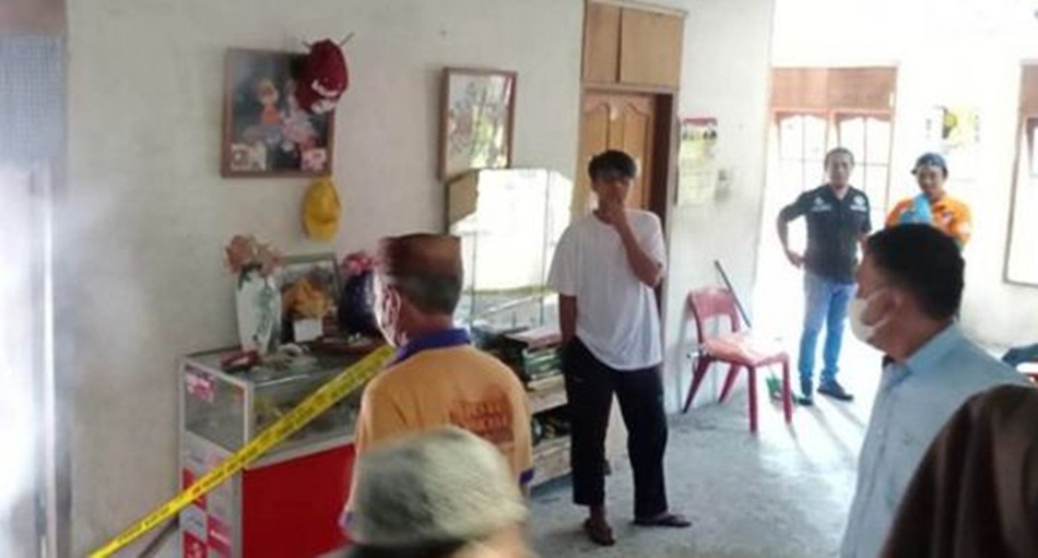 Polresta Gorontalo Kota melakukan olah tempat kejadian perkara penemuan mayat lansia di Kelurahan Limba U II, Kecamatan Kota Selatan. (F:hms-pol)