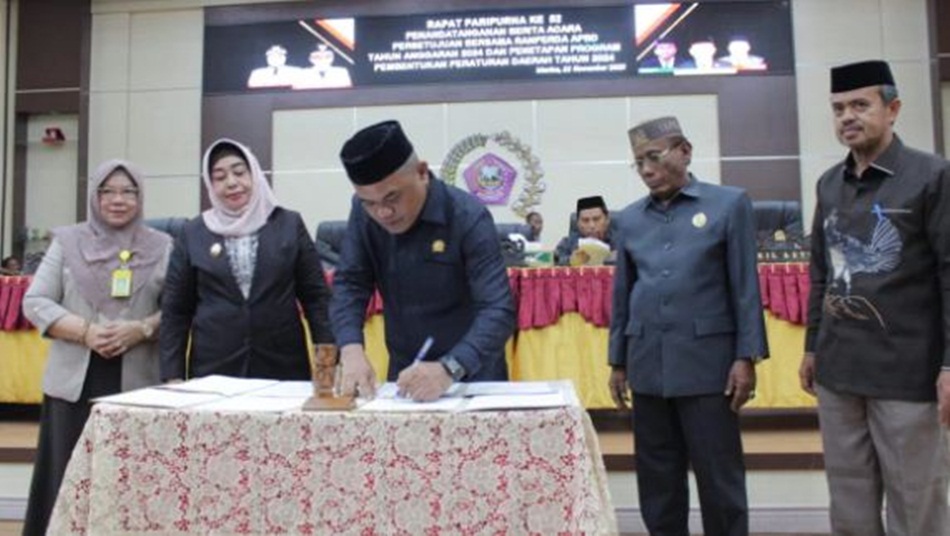 Ketua DPRD Pohuwato Nasir Giasi Tandatangani berita acara persetujuan bersama Ranperda APBD 2024 disaksikan Wakil Bupati Suharsi Igirisa dan Sekda serta Wakil Ketua DPRD.(F:ist)