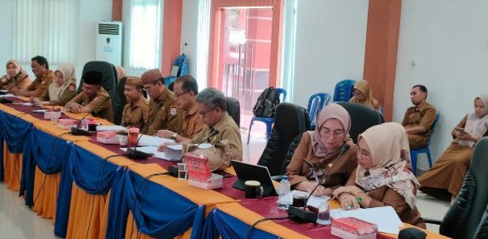 Sekda Ishak Ntoma bersama para OPD saat menghadiri pembahasan APBD 2024 di Ruang Rapat Paripurna DPRD Bone Bolango (Hms-kmfo)
