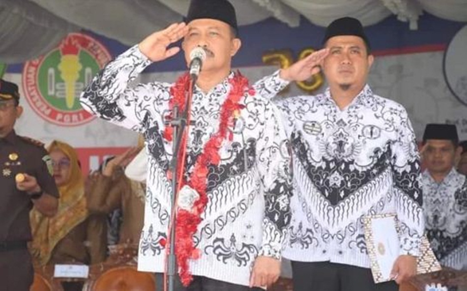 Penjabup Boalemo Sherman Moridu saat memimpin upacara Hari Guru Nasional (F;hms-Kmfo)