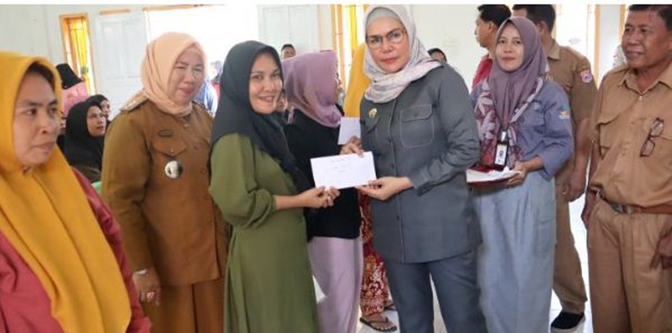 Tampak warga tersenyum saat menerima bantuan PKH untuk wilayah Kecamatan Suwawa Selatan yang diserahkan Plt. Bupati Bone Bolango, Merlan S. Uloli,(F.AKP/Diskominfo)