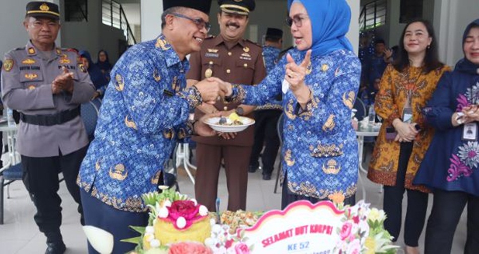 Plt. Bupati Merlan S. Uloli menyerahkan potongan tumpeng kepada Sekda Ishak Ntoma, selaku Ketua Dewan Pengurus Korpri Bone Bolango pada upacara peringatan HUT  ke-52 Korpri(F.AKP/Diskominfo)