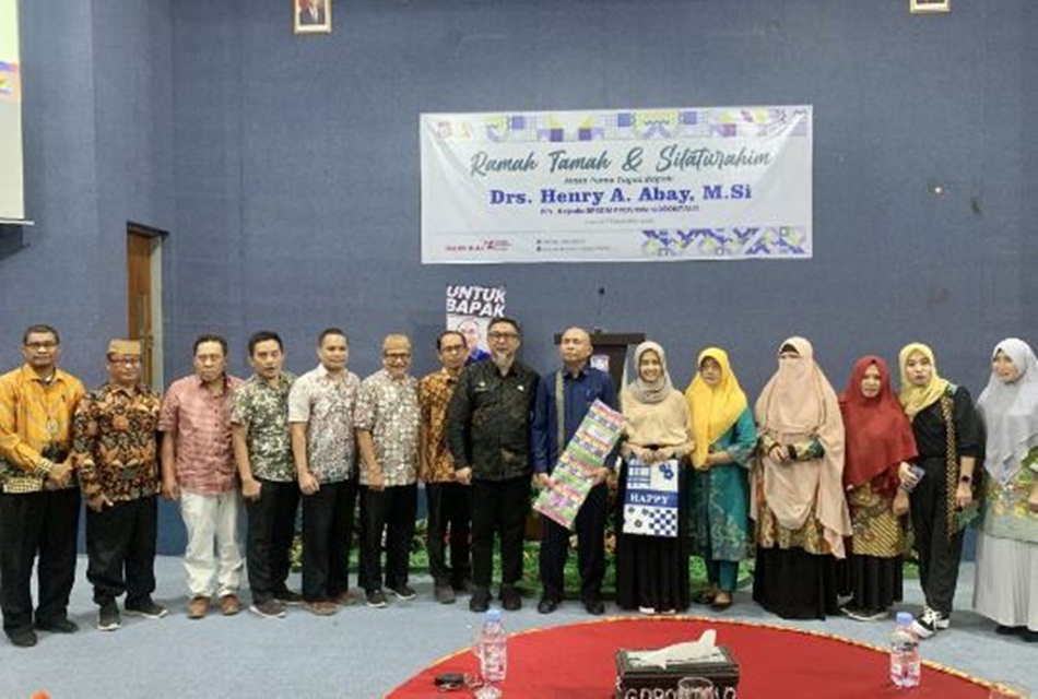 Foto bersama staf Badan Pengembangan Sumber Daya Manusia (BPSDM) Provinsi Gorontalo bersama Sekretaris Daerah Budiyanto Sidiki dan Plh Kepala BPSDM Henry A. Abay, di Aula BPSDM. (Foto : Mila).