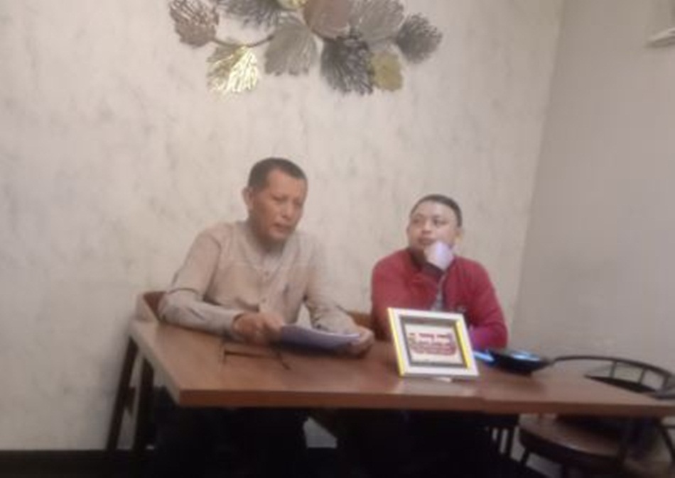 Najamuddin Petta Solong. Didampingi kuasa  hukumnya Ramli Bagi, SH mewakili Romy   M.Habi,MH, saat menggelar konferensi pers, disalah satu cafe di bilangan Kota Gorontalo.(F:istimewa)