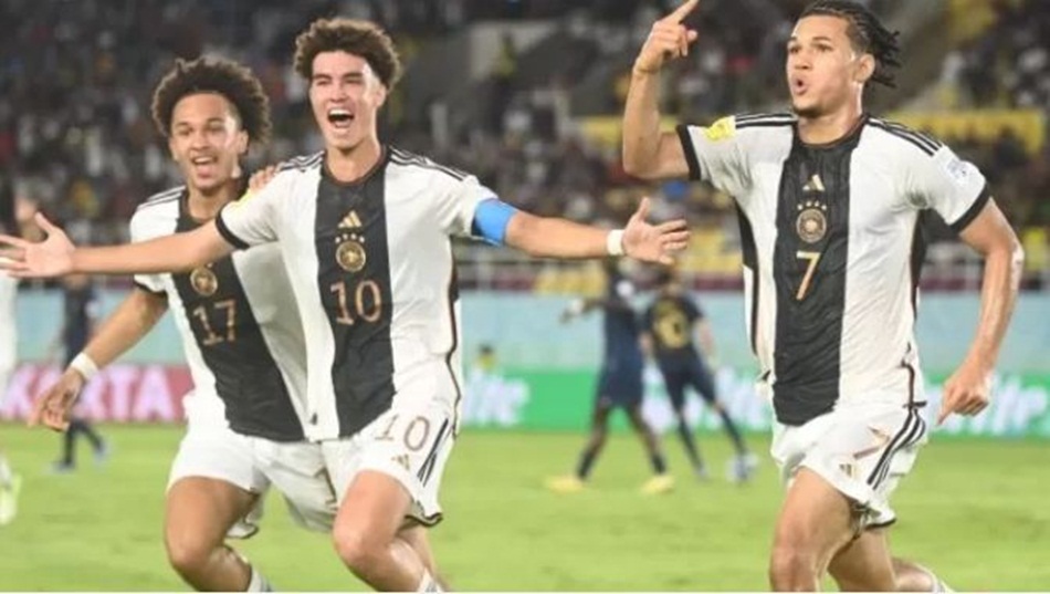 Pemain Timnas Jerman Paris Brunner (kanan) meluapkan kegembiraannya seusai berhasil mencetak gol penalti ke gawang Timnas Prancis di final Piala Dunia U-17 2023 di Stadion Manahan. (ANTARA/Akbar Nugro
