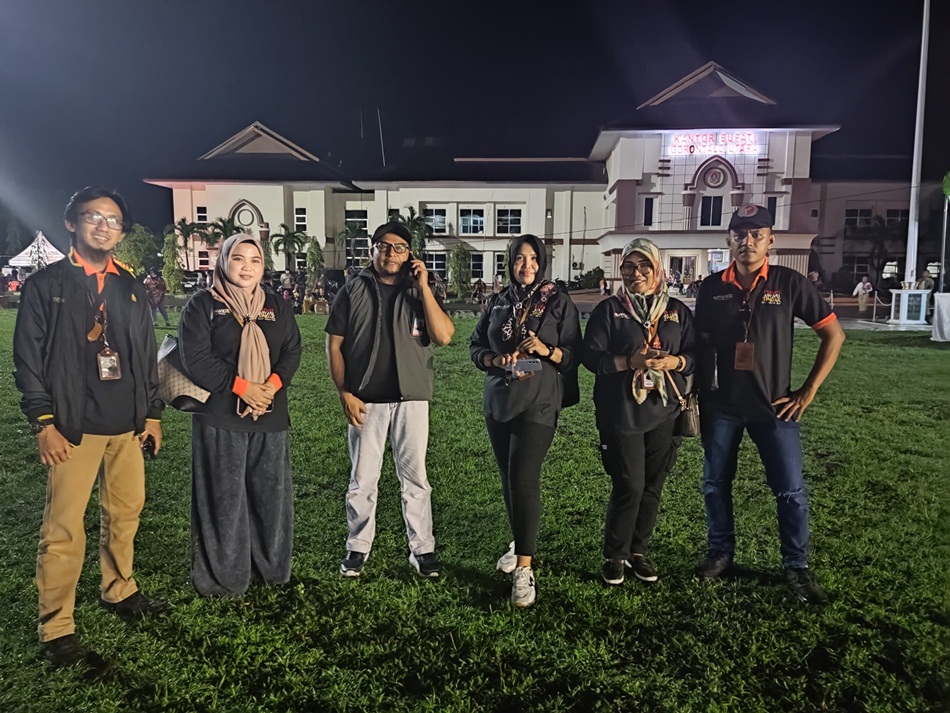 Perkuat pengawasan Ketua Bawaslu yang didampingi Kepala Bagian administrasi Admira Wantogia dan jajaran staf pelaksana saat melakukan patroli pengawasan di Konser pekan raya UMKM di Gorontalo.(F:Hms)