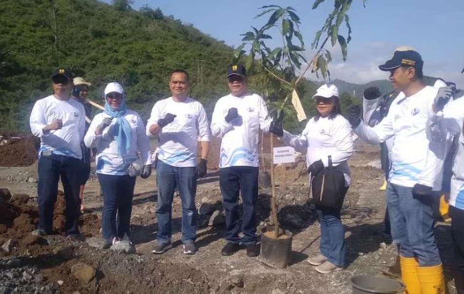Rangkaian Hari Bakti PUPR ke 78, BWSS II Gorontalo,gelar aksi tanam pohon yang dipimpin langsung Kapala Balai  Parlinggoman Simanungkalit (Hms BWS).