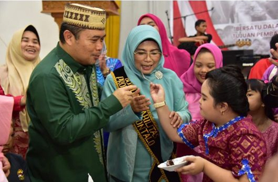 Penjagub Gorontalo Ismail Pakaya didampingi istri Fami Agustina bersama anak anak   Disabilitas, pada peringatan Hari Disabilitas Internasional, yang bertempat di Gedung Bele Li Mbu&rsquo;i. (Foto &ndash; Fadli)