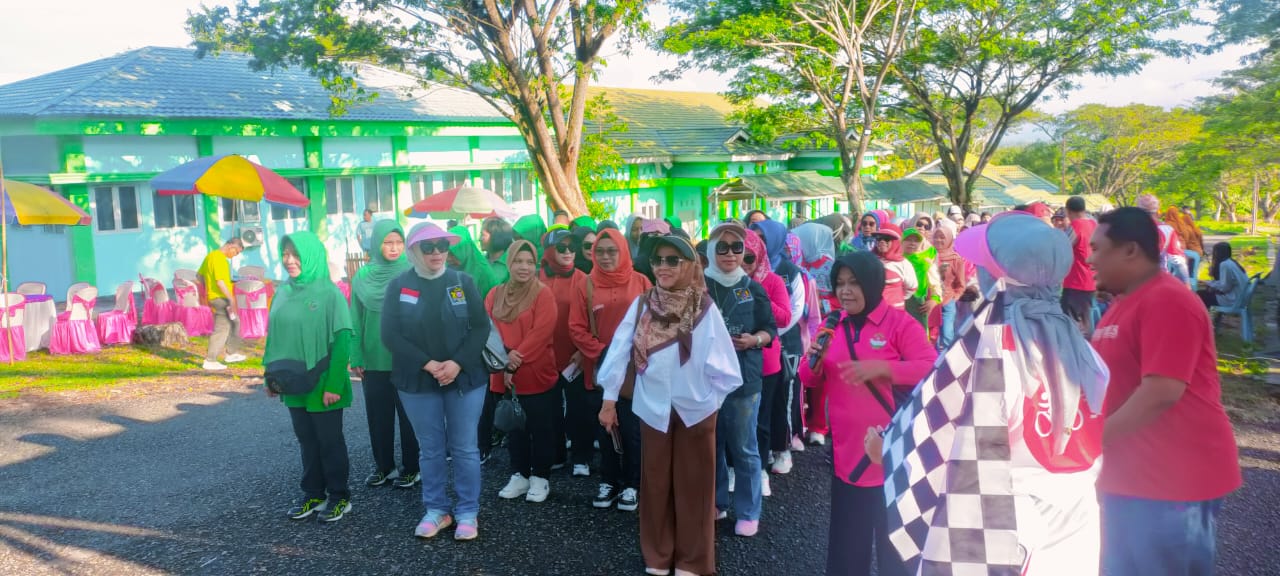 jalan sehat warnai aksi gerakan perempuan menanam di Politeknik Gorontalo.(F:Kadin)
