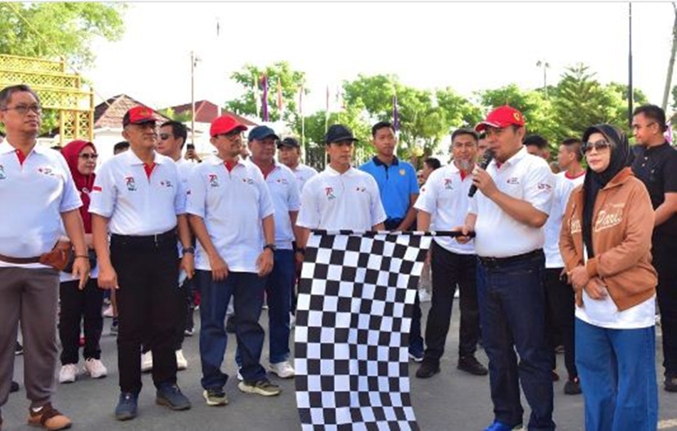 Penjabat Gubernur Gorontalo Ismail Pakaya saat melepas jalan sehat yang diikuti oleh   pimpinan OPD, pengurus PMI Kabupaten/kota, serta beberapa sekolah (Foto &ndash; Fadli)