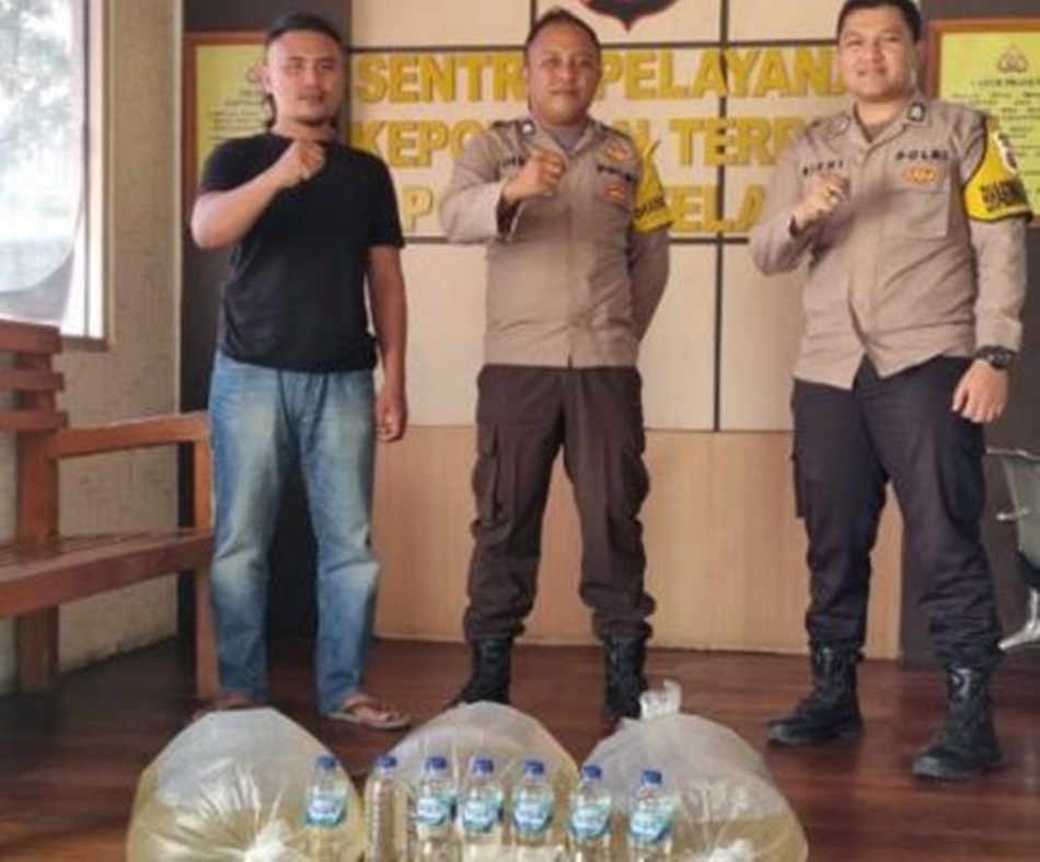 Puluhan liter Miras dan botol minuman beralkohol Jenis Cap Tikus saat diamankan Polsek Telaga. (F:hms-pol)
