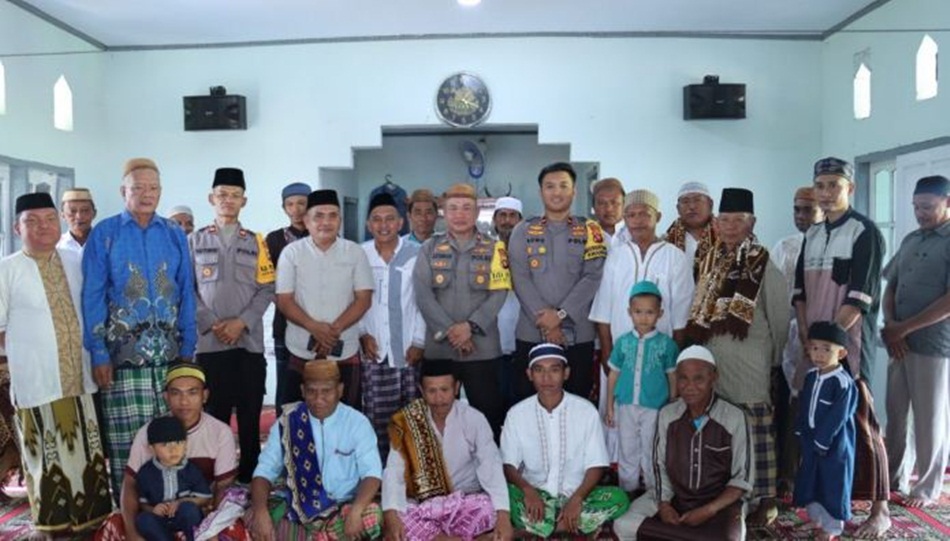 Wakapolres Gorut Kompol Lisman Katili saat berdialog dengan warga Desa Alata Karya (F:hms-pol)