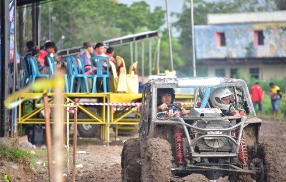 Kepala Dinas Pemuda dan Olahraga saat mencoba arena offroad pada kejuaraan Offroad Racing Adventure Round 2 Tahun 2023 di seputaran Center Point, Kabupaten Bone Bolango.(Mc-Kmfo)