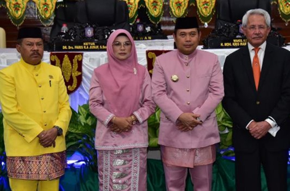 Penjagub Ismail Pakaya didampingi istri dan Ketua DPRD Provinsi bersama Penjagub  pertama Tursandi Alwi, saat menghadiri Rapat Paripurna ke-131 memperingati HUT ke-23 Provinsi Gorontalo. (nova)