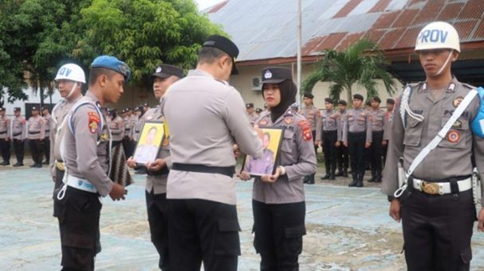 Upacara pemberhentian dua anggota Polres Gorontalo yang dipimpin Kapolres AKBP Dadang Wijaya. (F:Hms-pol).