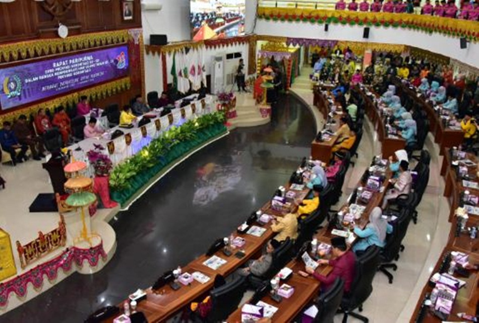 Suasana Rapat Paripurna DPRD peringatan HUT ke-23 Provinsi Gorontalo. Rapat paripurna ini dilaksanakan dengan nuansa adat Gorontalo mulai dari pakaian adat takowa hingga hiasan puade. (Foto &ndash; Nova)
