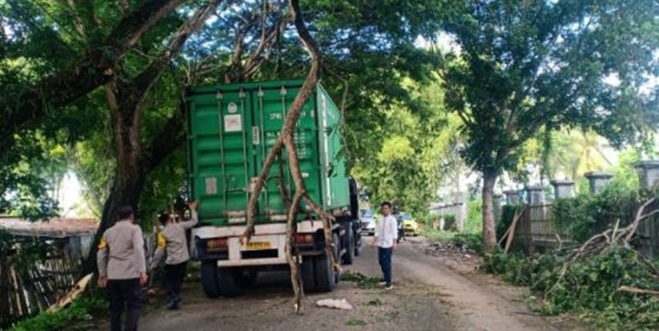 Jajaran Polsek Limboto menyingkirkan cabang pohon dengan menggunakan alat seadanya.(F:Hms-pol)
